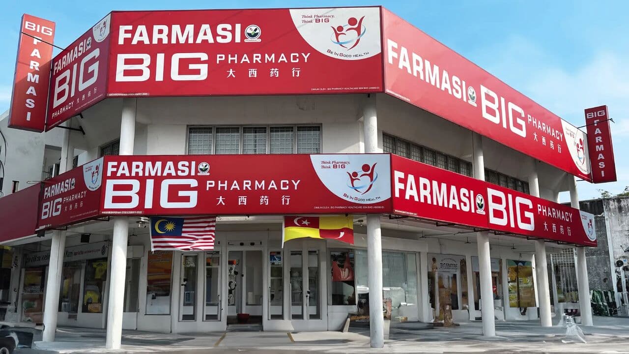 Outlet BIG Pharmacy di sebuah bangunan kedai sudut. Kumpulan ni bermula dengan satu farmasi di Damansara Uptown pada 2006 (masa tu bernama Brightcare Pharmacy), dan BIG kini ada 350 outlet. Kebanyakan outlet BCG ialah kedai tepi jalan (535 daripada 668), bukan di pusat beli-belah.