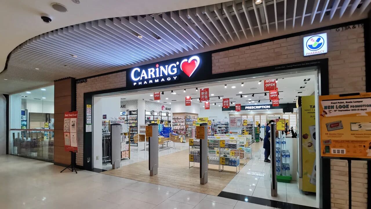 Outlet CARiNG Pharmacy dalam pusat beli-belah. CARiNG, jenama yang BCG beli pada Disember 2023, ada 232 outlet dan bawa 29.5% hasil FY2026.