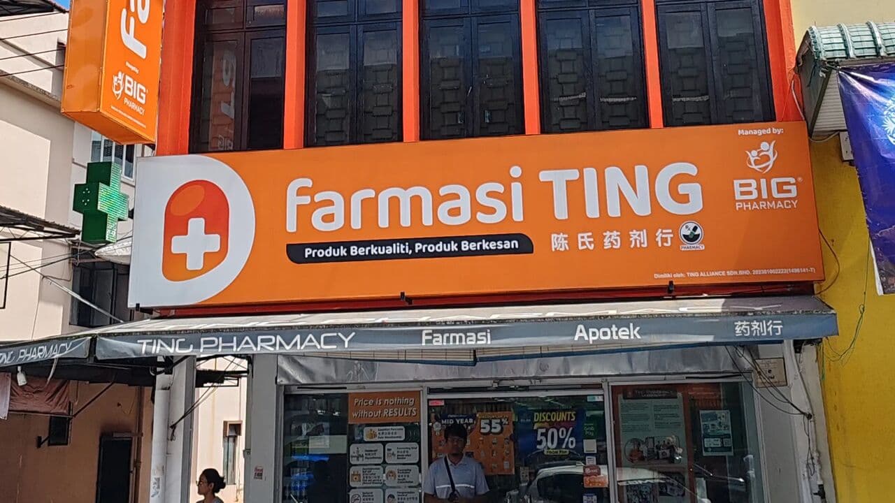 Farmasi Ting, jenama BCG di Sabah dan Sarawak, dengan 14 outlet. Outlet di Malaysia Timur berjumlah 79.