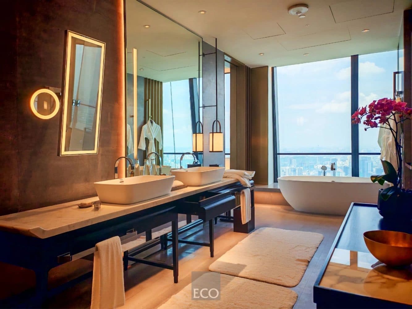 Bilik mandi Park Hyatt dengan pemandangan bandar. Banyak FF&E dibekalkan melalui M World, dan prospektus kata penjimatan perolehan untuk projek ni yang naikkan margin FF&E ke 33.58% pada FY2025.