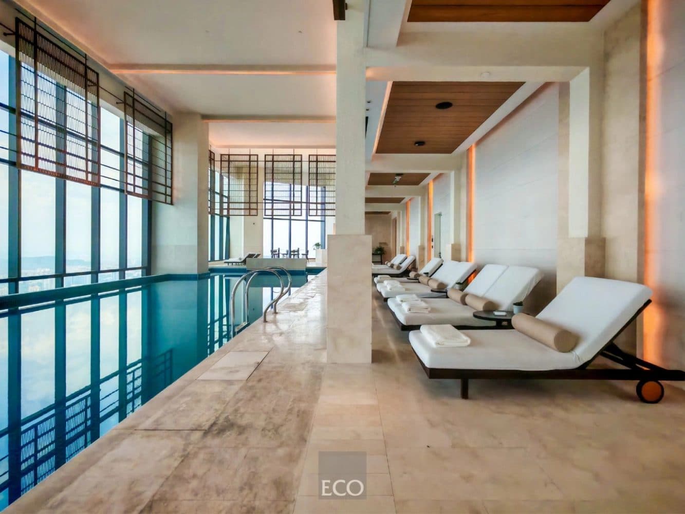 Kolam renang di langit Park Hyatt Kuala Lumpur, dalam Merdeka 118. Hotel ni projek terbesar ECO Group setakat ini: RM210.67 juta dari November 2020 hingga Jun 2025, meliputi bilik tetamu, koridor, kawasan awam dan belakang rumah.