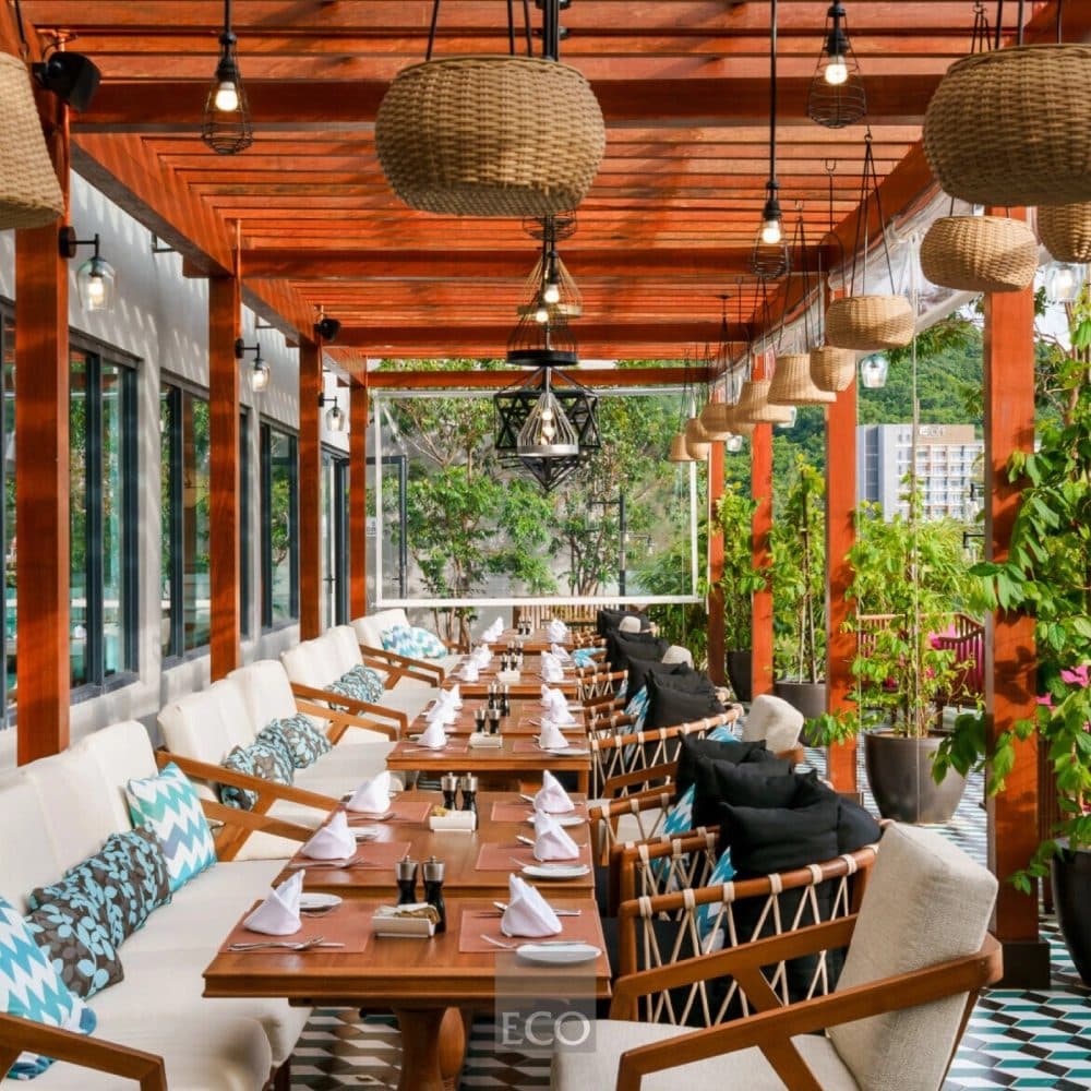 Restoran teres di The Riyaz Lavanya, Langkawi. Projek fit-out dan FF&E RM28.67 juta ni siap September 2023 dan bawa 13.45% hasil FY2023.
