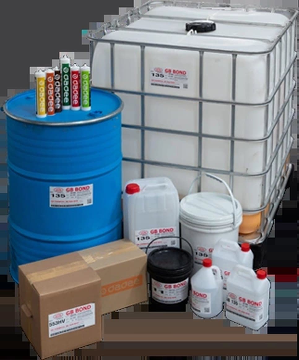 Barisan produk Kumpulan: dram dan tangki IBC untuk pelanggan kilang, botol berjenama GB Bond, dan tiub sealant jenama dadee yang baru diperkenalkan Jun 2025.