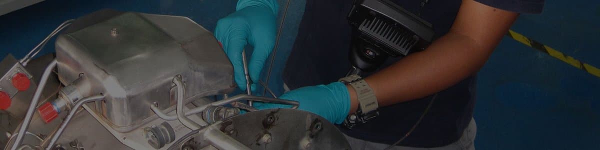 Tangan bersarung di atas modul enjin. Inilah kerja teras GTA — bukan bina enjin baharu, tapi servis, baiki dan overhaul enjin yang sedia terbang.