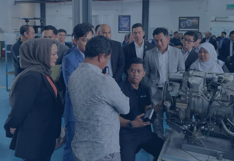 Bengkel Global Turbine Asia — juruteknik terangkan enjin turbin atas dudukan kerja. Inilah kerja teras kumpulan: bukan buat enjin baru, tapi servis, baiki dan overhaul enjin orang lain.