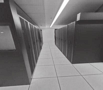 Lorong rak dalam pusat data modular. Hasil segmen pusat data naik ke RM9.98 juta pada FY2026, dari RM1.91 juta setahun sebelumnya.