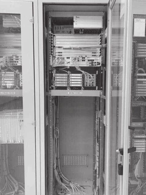Satu lagi rak OTN/DWDM di tapak pelanggan. Pembekal utiliti, kebanyakannya Kumpulan SEB, bawa 21.76% hasil FY2026 dan banyak projek kecil yang sedang berjalan.