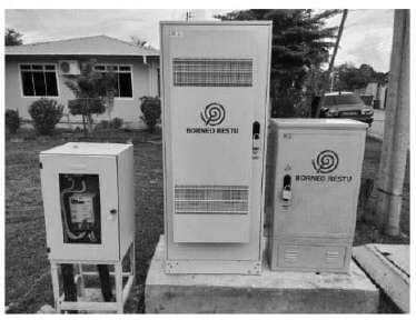 Kabinet di sebuah tapak Point of Presence (POP) projek POP 2 di Sarawak, berlabel Borneo Restu. Setiap tapak bawa internet gentian optik ke sekolah, pejabat kerajaan dan kampung dalam radius 2.5 hingga 3 km.