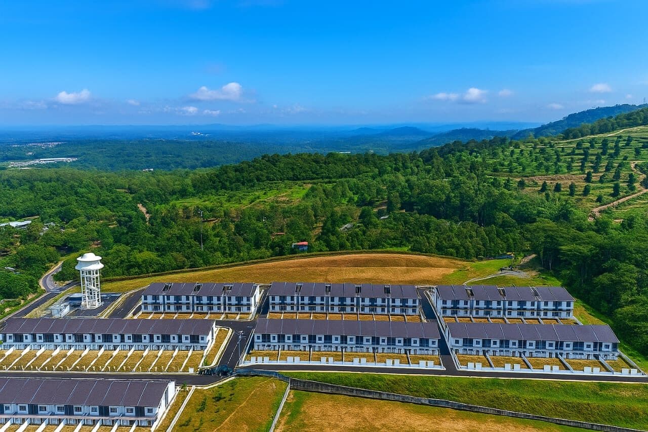 Taman Bukit Cerana (Fasa 2), Mantin, Negeri Sembilan: 36 rumah teres dan 74 rumah bandar, siap November 2023. Bukit Cerana ialah projek pertama KEB di luar Lembah Klang.