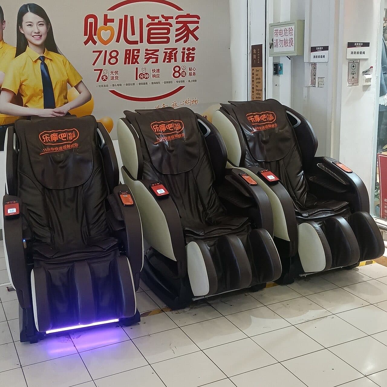 Kerusi urut vending berderet di pusat beli-belah — model seperti RNG Station (bukan kerusi Rest N Go)