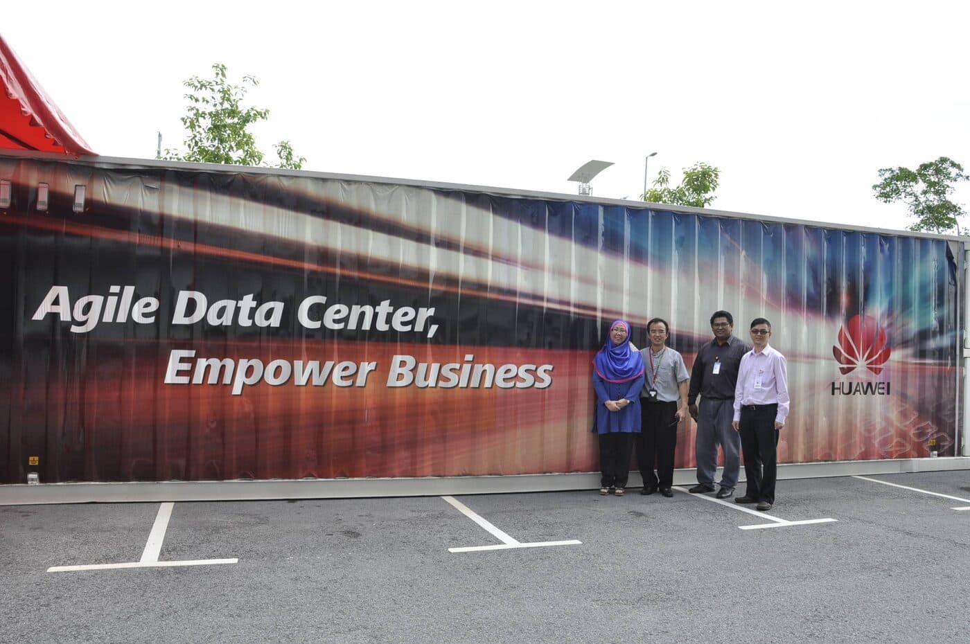Acara bersama Huawei pada 2014 untuk perkenalkan pusat data kontena modular. MyDCD kini rakan Gold Huawei untuk produk kuasa digital, hingga Mac 2027.