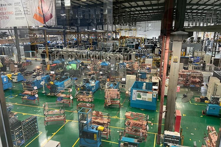 Lantai pengeluaran kilang Vertiv, dari lawatan ujian penerimaan kilang pasukan MyDCD pada 2024. Vertiv antara pembekal utama MyDCD (8.00% pembelian FY2026) dan beri MyDCD beberapa anugerah rakan jualan.