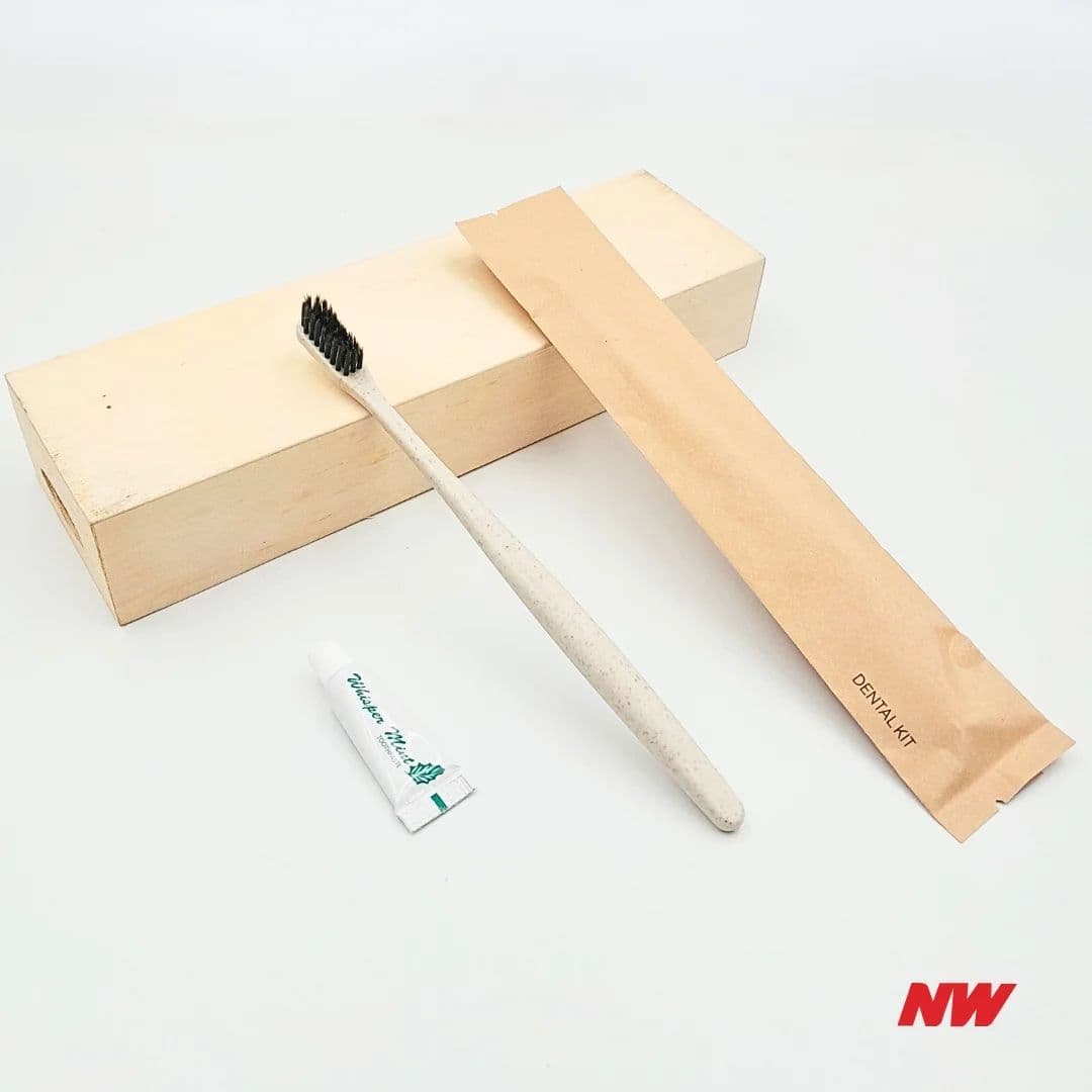 Kit pergigian North West dalam pembungkus kertas. Kit penjagaan mulut dan kit kecantikan antara barang yang Kumpulan bungkus semula, bukan buat sendiri.