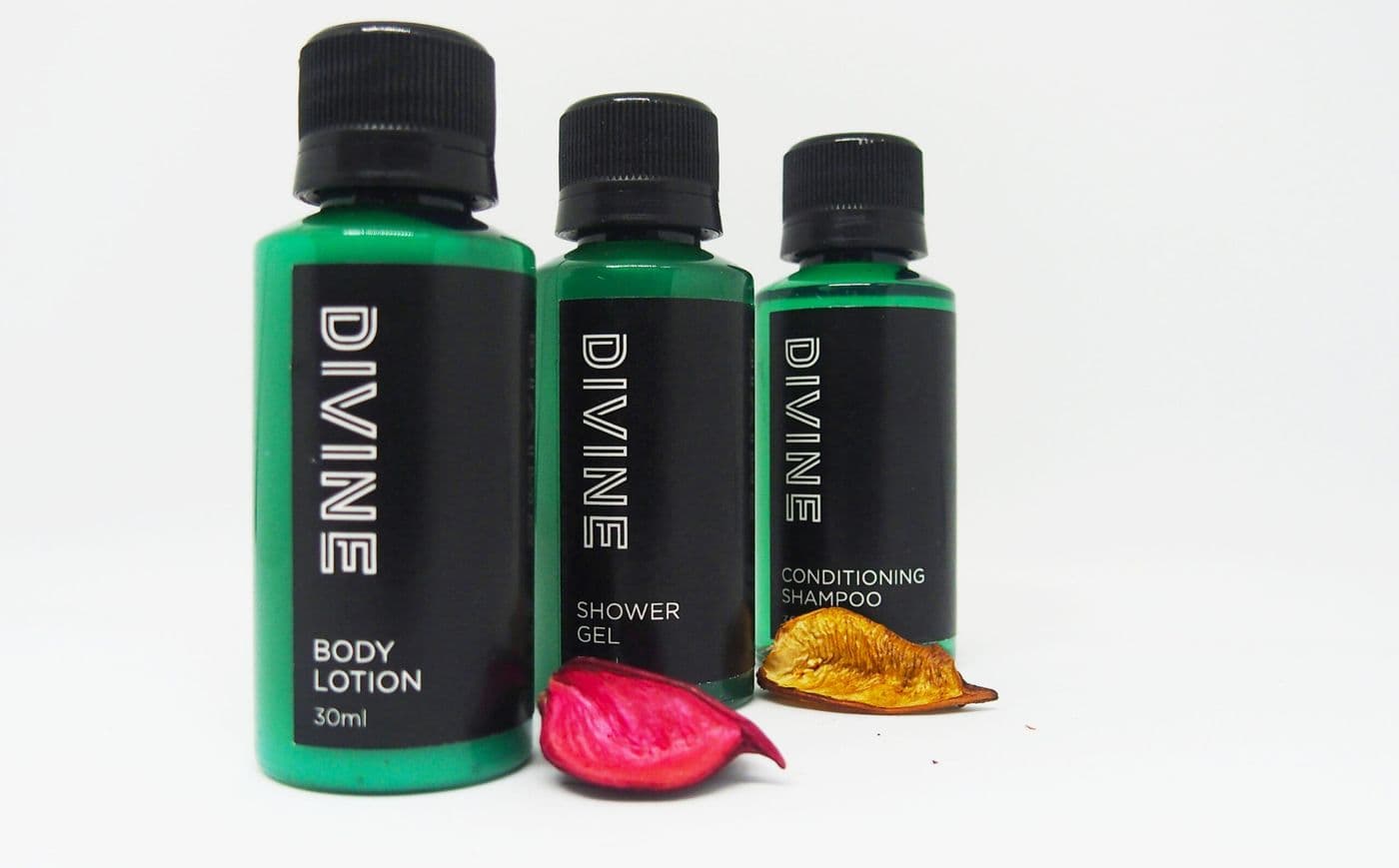 Losyen badan, gel mandian dan syampu perapi Divine. Divine jenama hotel milik Kumpulan sejak 2018, dan tiga produk ni ada sijil halal JAKIM hingga Jun 2028.