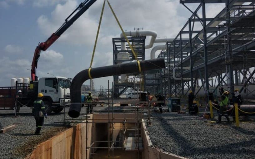 Kren angkat pipe spool di Project Basil, Pahang — kontrak RM32.40 juta, 81.1% siap setakat 22 Julai 2026. Inilah kerja teras kumpulan: fabrikasi dan pemasangan sistem paip.