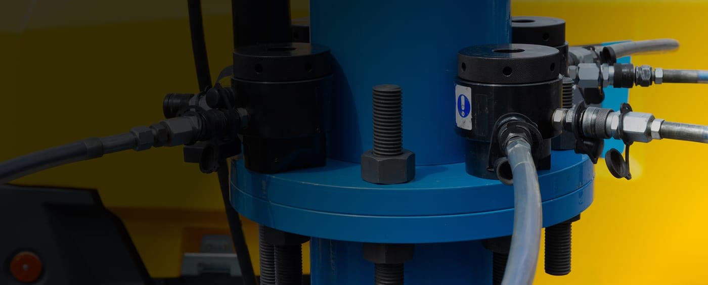 Pengurusan flange — bolt dikencang guna alat hidraulik terkawal. Bersama rawatan haba dan NDT, inilah segmen servis pakar yang bawa margin kasar 39.7%, tertinggi dalam kumpulan.
