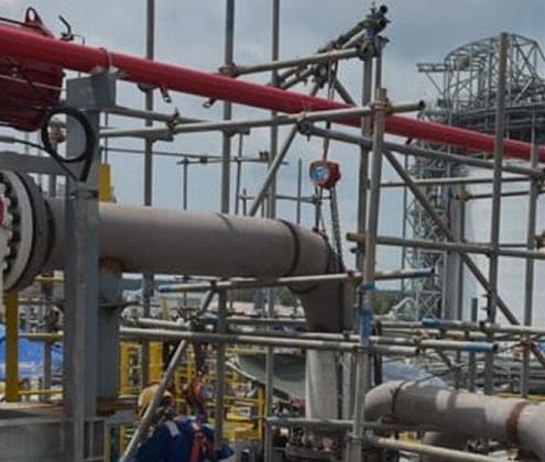 Kerja sistem paip di loji gas darat Rosmari-Marjoram, Sarawak. Minyak & gas plus petrokimia membentuk 68.4% hasil FY2026.