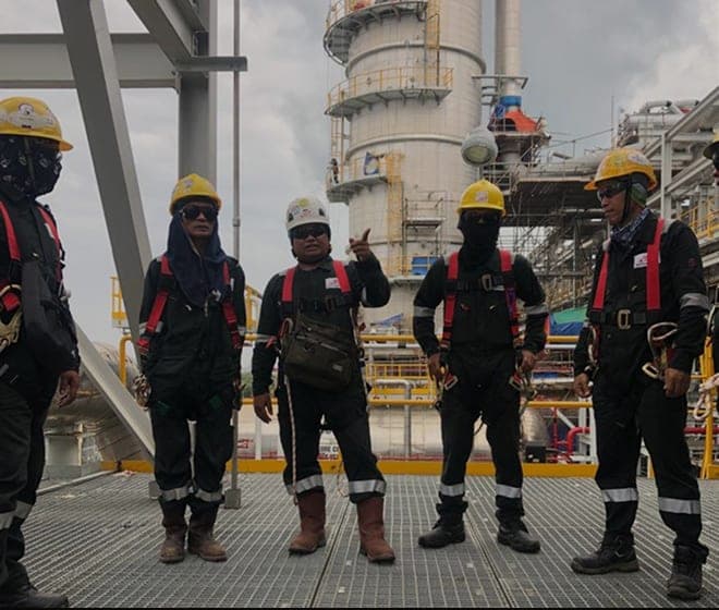 Krew di Sarawak Methanol Project — pelanggan Samsung E&A Malaysia, kontrak RM14.08 juta, 99.6% siap. 81.3% kakitangan tapak kumpulan ialah pekerja kontrak 1–2 tahun.