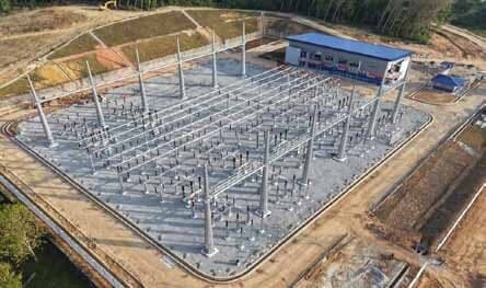 Stesen suis 132kV Kemasek, Terengganu, kerja elektrik Reltency untuk Omega Engineering (RM15.54 juta). Gambar ni tunjuk kawasan suis terbuka (switchyard) stesen tu.