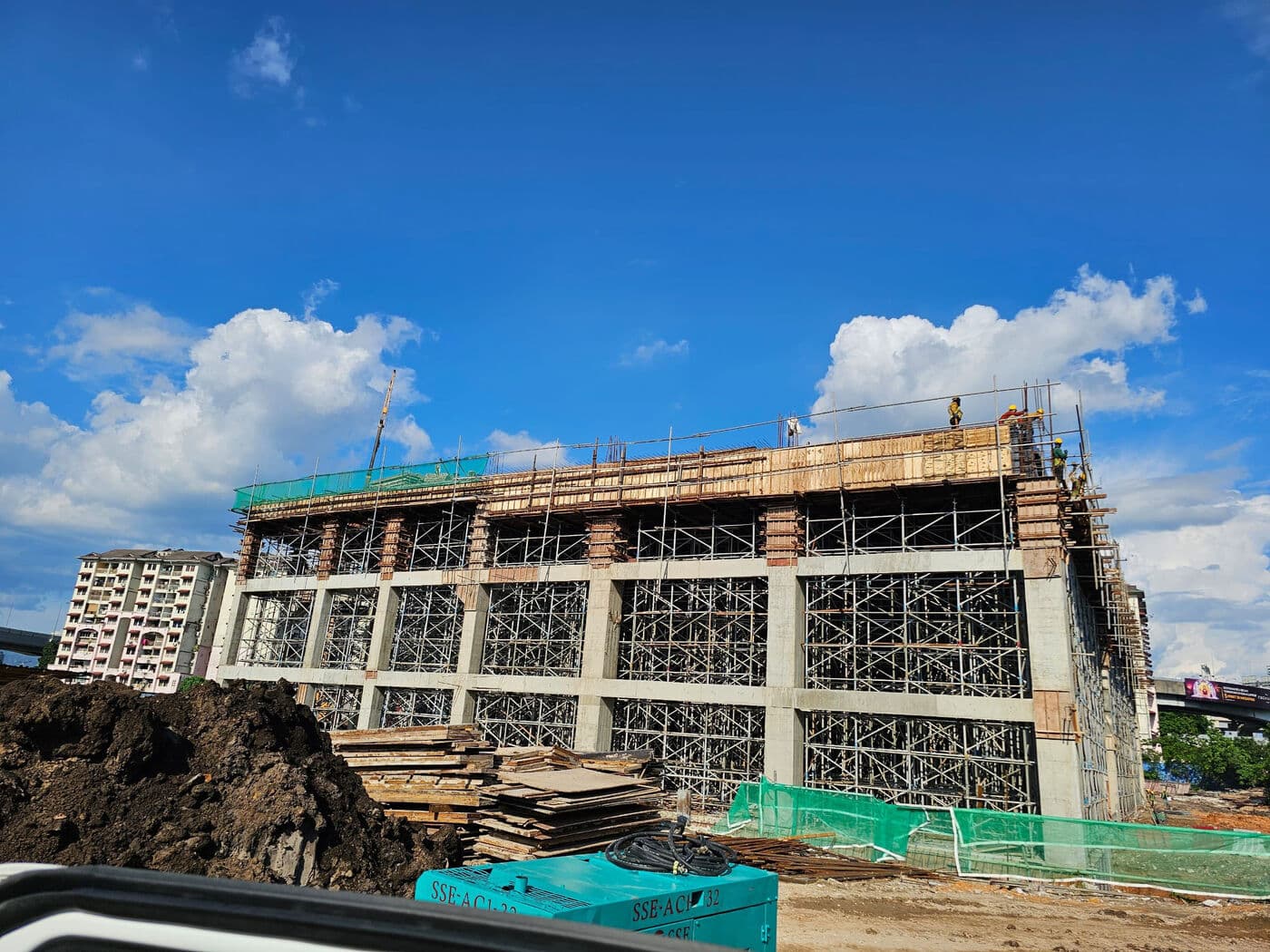 Kerja sivil untuk dua pencawang di Tun Razak Exchange, Kuala Lumpur. Kontrak RM49.00 juta dari Januari 2021 hingga Disember 2025, dan bawa RM29.89 juta hasil pada FY2024.