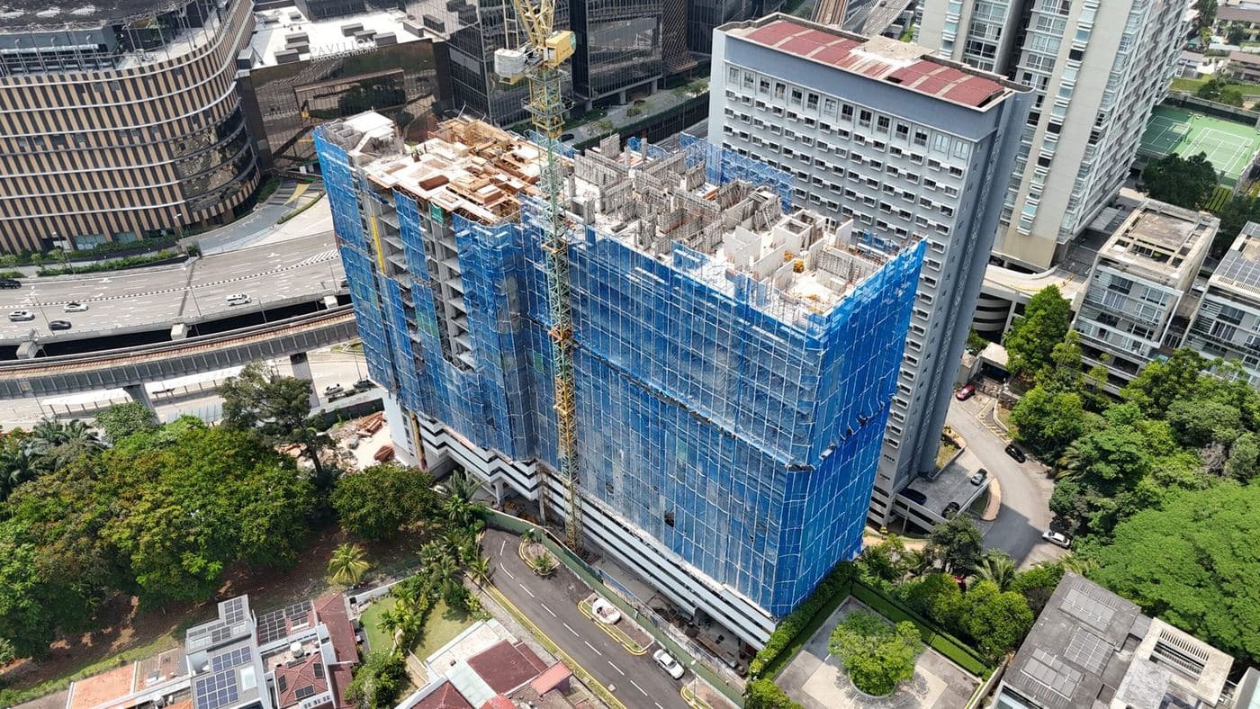 111 Menerung di Bangsar — 14 tingkat, 111 unit, RM117.30 juta, untuk BRDB Developments. Pada 51.29% siap ia dijadualkan siap September 2026; Kumpulan mohon lanjutan sehingga November pada Ogos 2026, dan permohonan tu masih belum diluluskan masa prospektus keluar.