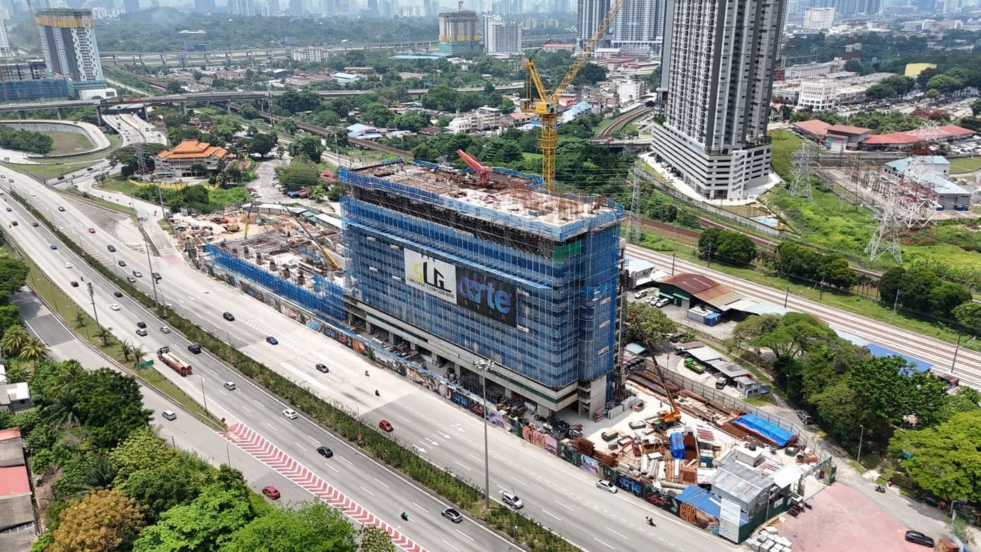 Arte Star di Kuala Lumpur — tiga blok SOHO, dua setinggi 63 tingkat dan satu 64 tingkat. Pada RM436.80 juta ia kontrak terbesar yang pernah Kumpulan pegang dan 38.6% daripada order book, tapi setakat 12 Ogos 2026 baru 11.67% siap dan berlarutan sehingga Februari 2030.