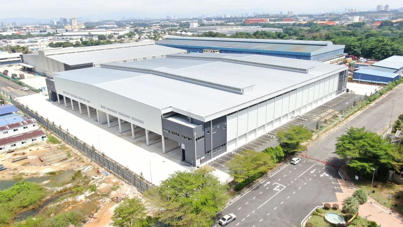 Gudang Daiwa House Malaysia Logistic di Shah Alam. Daiwa pelanggan terbesar Kumpulan pada FY2024 dengan 69.68% hasil; projek reka dan bina Fasa 3 bernilai RM287.32 juta siap pada Jun 2025, manakala Fasa 4 masih di peringkat pra-reka bentuk.