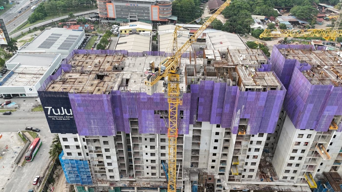 Tuju Residences di Batu, Kuala Lumpur — dua blok 41 tingkat, 932 unit, RM305.00 juta. Ia 24.27% siap dan dijadualkan siap September 2027, tahun yang bawa bahagian order book paling besar.
