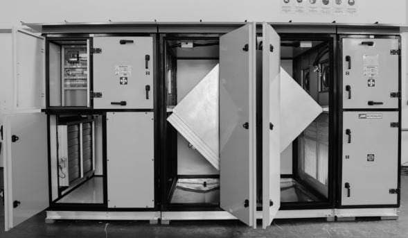 Unit pengendalian udara (AHU) buatan kumpulan ini sendiri — Sum Technology bukan sekadar pasang, mereka fabrikasi AHU tersuai. Gambar dari prospektus rasmi, sebab itu hitam putih.