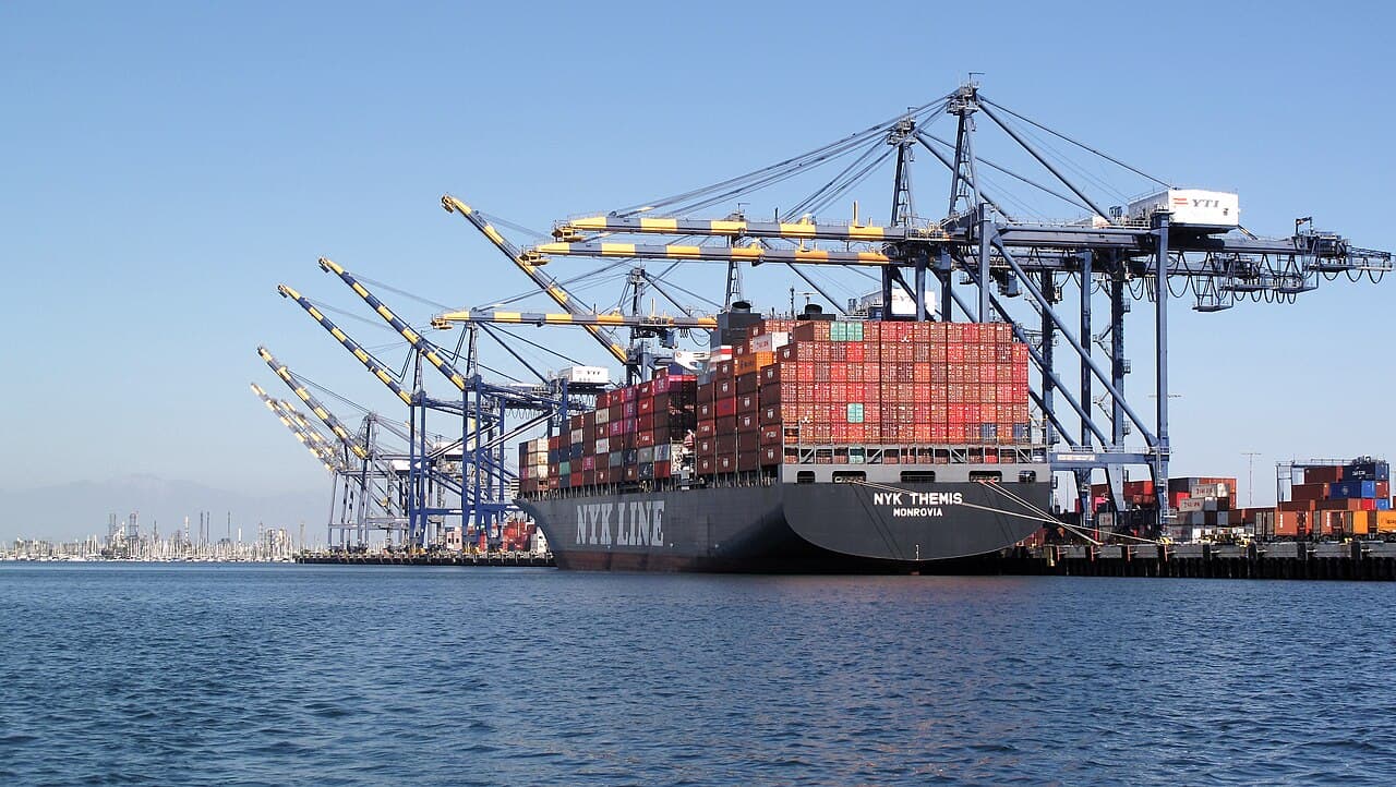 Kapal kontena di pelabuhan — armada feeder MTT