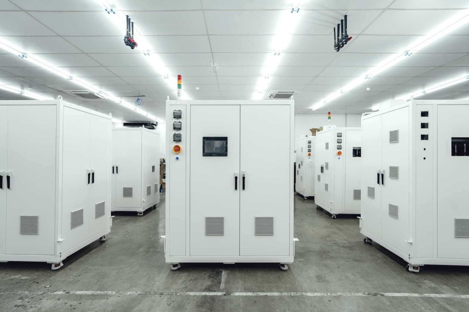 Sistem abatement yang dah siap di lantai kilang. Setiap kabinet ni tangkap dan rawat gas beracun yang keluar dari kilang cip atau sel solar. Kumpulan hantar 194 unit pada FY2025, naik dari 99 unit, pada harga purata RM0.22 juta seunit.