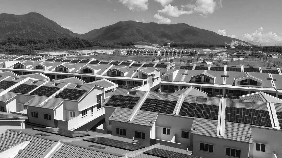 Solar bumbung merentas satu pembangunan perumahan — sebahagian kerja M&E kumpulan ini. Gambar diambil dari prospektus rasmi, sebab itu hitam putih.