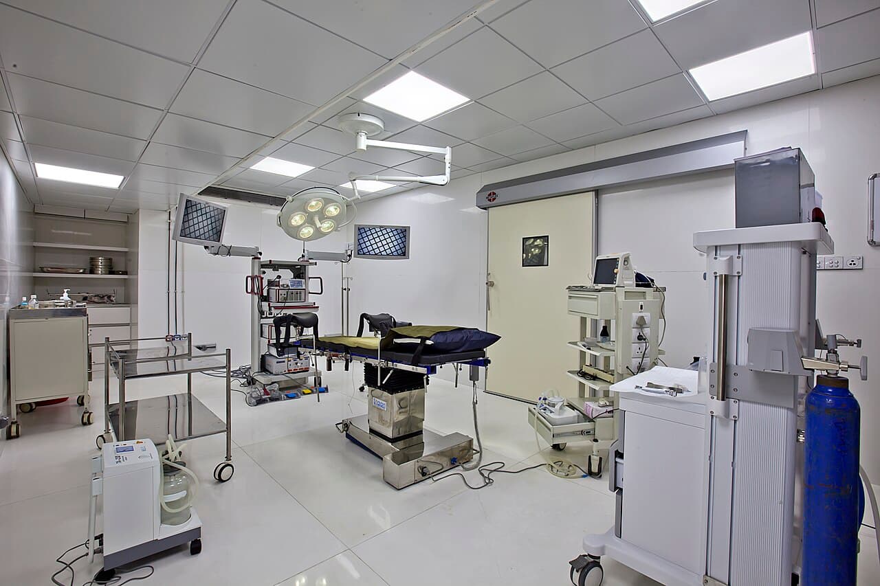 Peralatan perubatan hospital — MRI, ultrasound, monitor