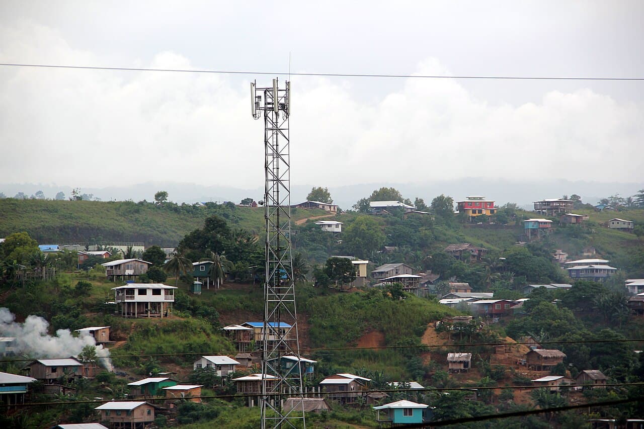 Menara penghantaran — infra utiliti overhead
