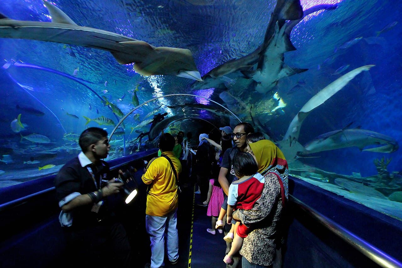 Terowong bawah air Aquaria KLCC — milik Aquawalk