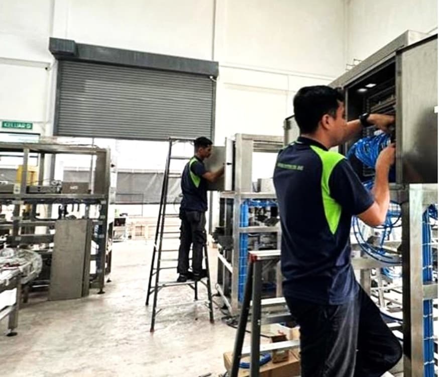 Juruteknik ASM fabrikasi mesin automasi di kilang Lahat
