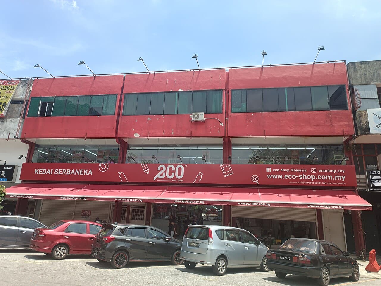 Outlet Eco-Shop dengan signage merah
