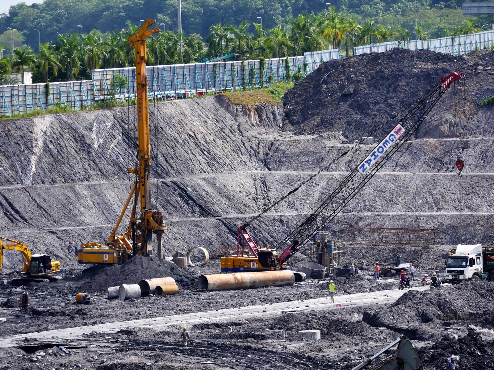 Rig cerucuk bored Geohan (cap 'GEOHAN') di tapak