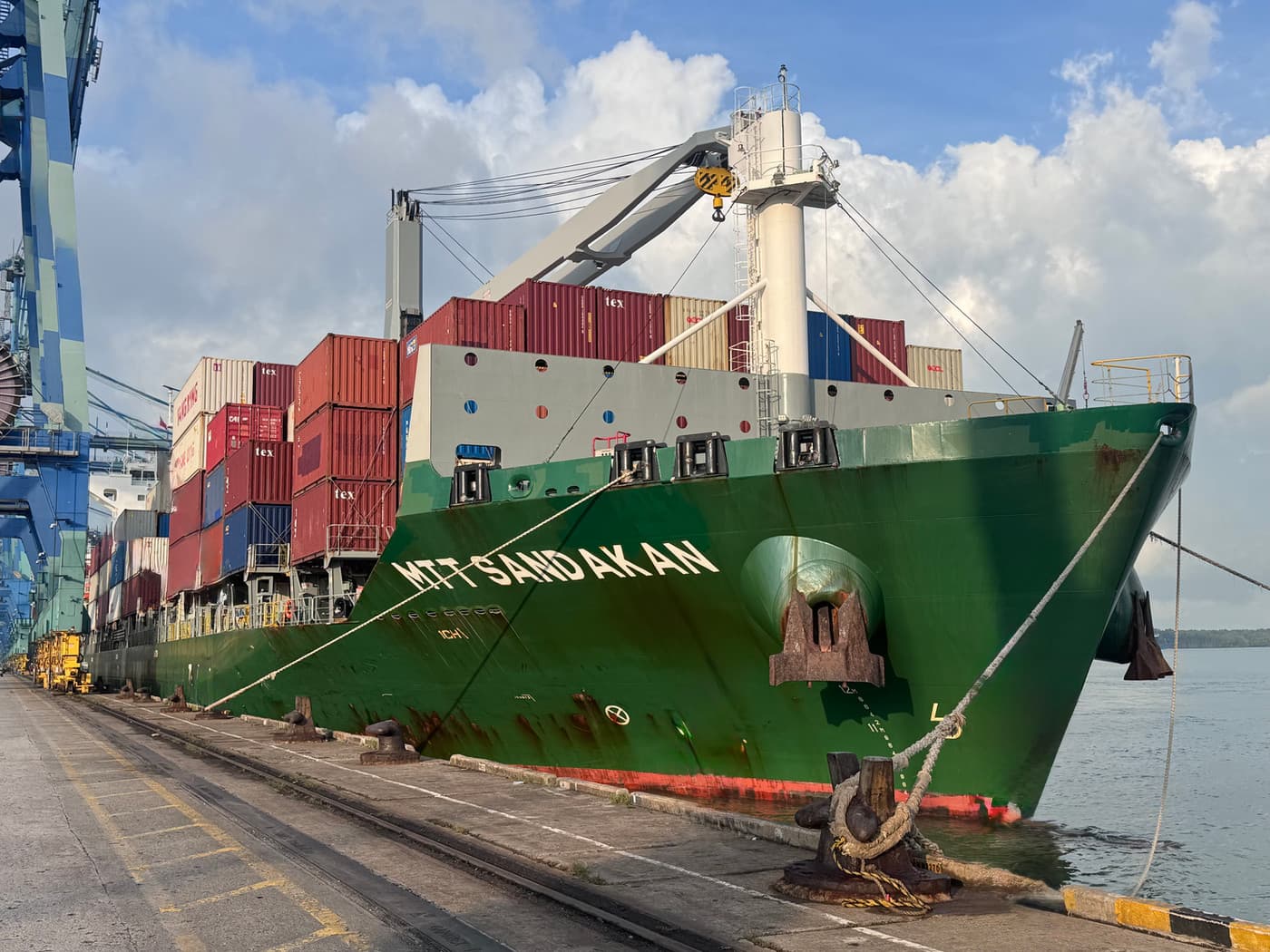 Kapal kontena MTT Sandakan di terminal