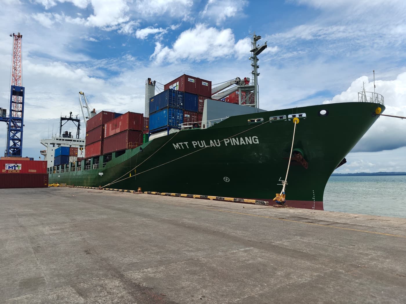 Kapal feeder MTT Pulau Pinang